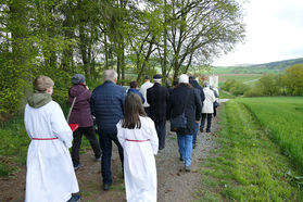 Bittprozession an der Weingartenkapelle (Foto: Karl-Franz Thiede)